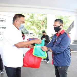 Gubernur Olly serahkan bantuan ke kaum buruh