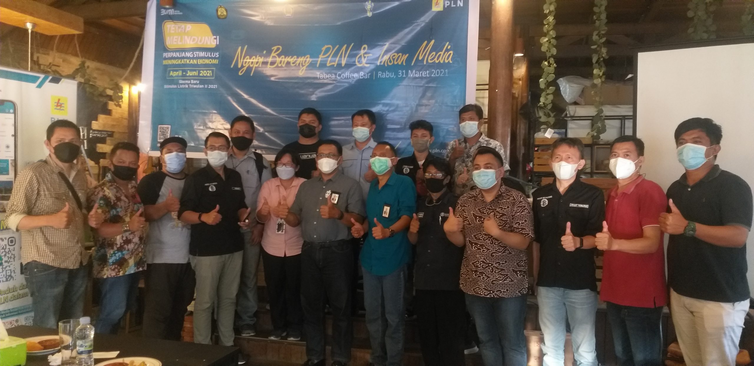 Foto bersama jajaran PT PLN Wilayah Sulutenggo dan awak media