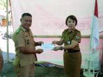 foto penyerahan hadiah lomba desa