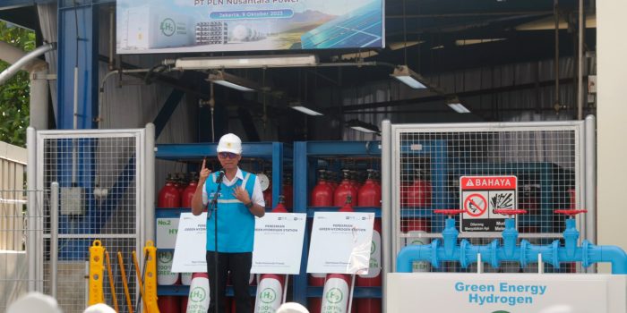 Direktur Utama PLN Darmawan Prasodjo saat menyampaikan sambutan dalam acara peresmian Green Hydrogen Plant pertama di Indonesia yang berlokasi di kawasan Pembangkit Listrik Tenaga Gas Uap (PLTGU) Muara Karang, Pluit, Jakarta, Senin (9/10). GHP ini merupakan hasil inovasi yang terus dilakukan PLN dalam menjawab tantangan transisi energi.