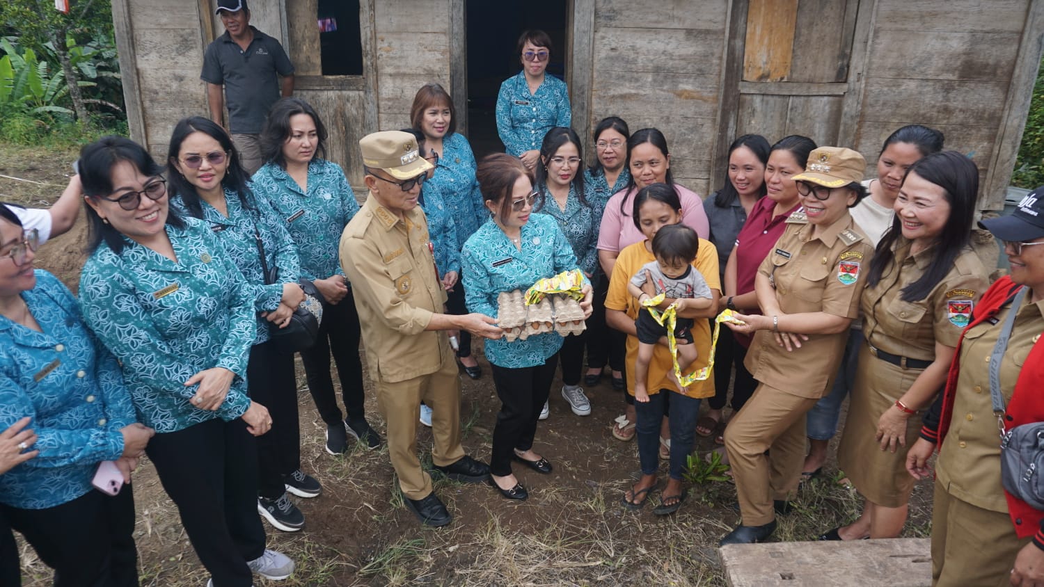 foto Pemberian makanan bagi anak anak stunting di Desa Bunag