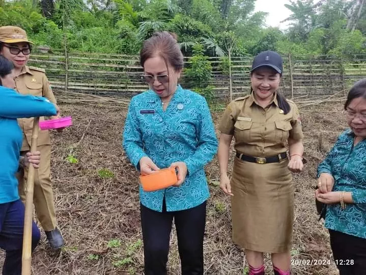 foto ketua TP PKK Menanam