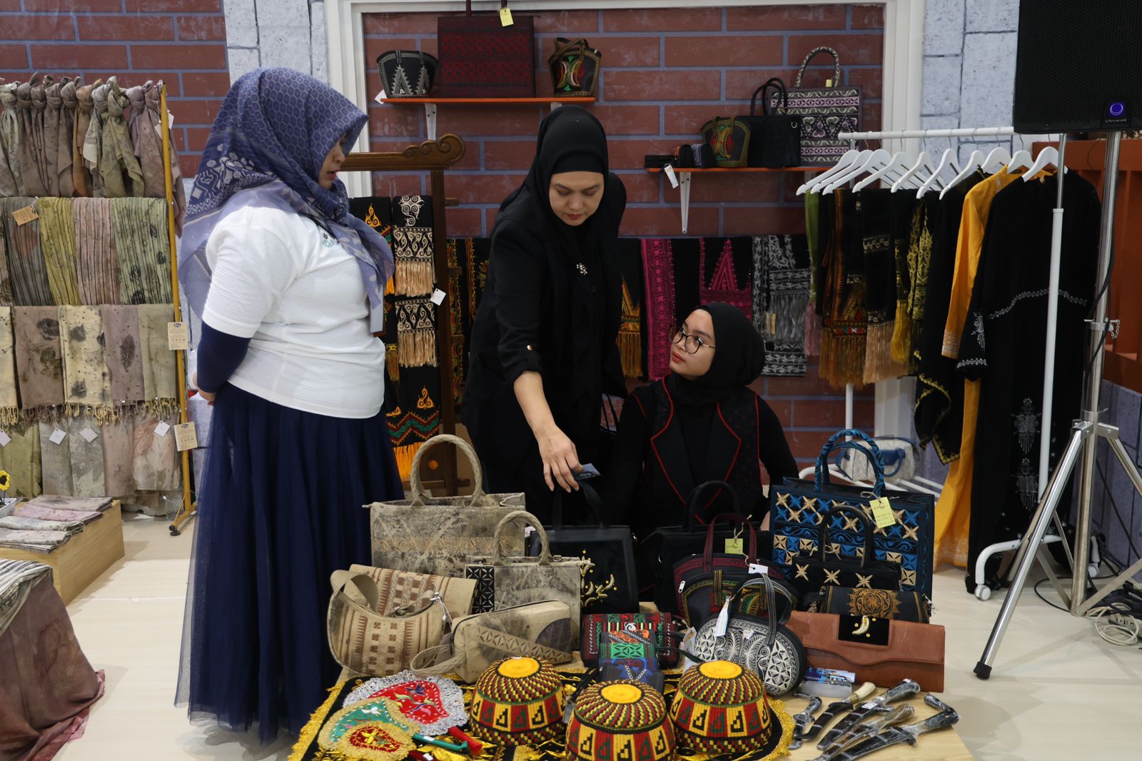 Pengunjung antusias melihat produk-produk UMK pada booth PLN di gelaran INACRAFT 2024.