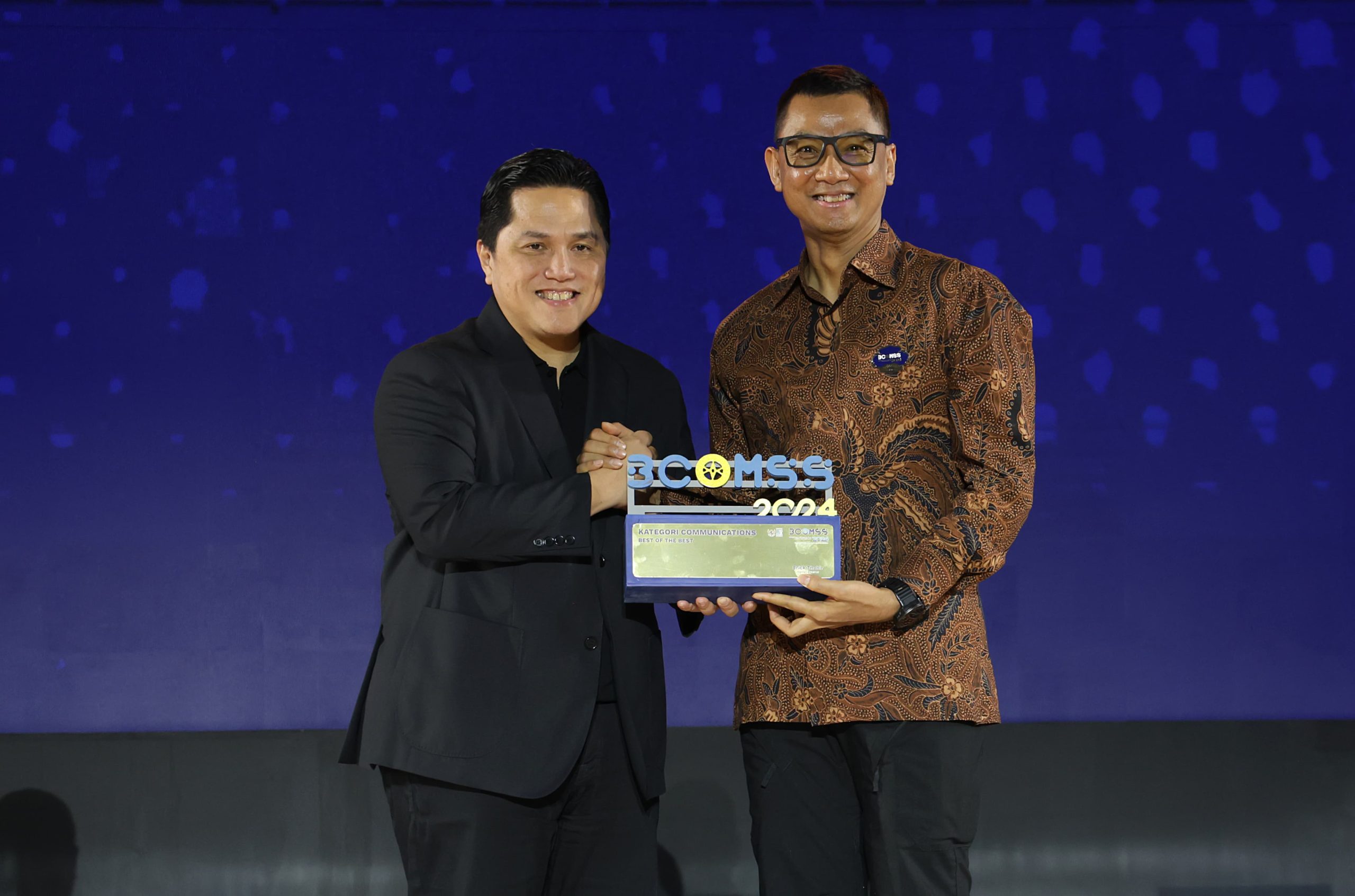 Menteri Badan Usaha Milik Negara Erick Thohir (kiri) saat menyerahkan penghargaan Best of the Best Communications kepada Direktur Utama PLN Darmawan Prasodjo (kanan) dalam ajang BUMN Corporate Communications and Sustainability Summit (BCOMSS) 2024 yang diselenggarakan di Senayan, Jakarta, Kamis (7/3).