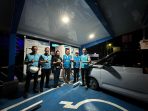 General Manager PLN Unit Induk Distribusi Sulawesi Utara, Sulawesi Tengah dan Gorontalo (UID Suluttenggo) Ari Dartomo (ketiga dari kanan) menyapa pengguna mobil listrik yang sedang menggunakan layanan Stasiun Pengisian Kendaraan Listrik Umum (SPKLU) di Gorontalo
