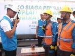 Direktur Utama PLN, Darmawan Prasodjo (kiri) terjun melakukan pengecekan langsung personil siaga SPKLU di lapangan.