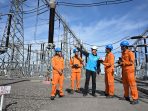 Direktur Utama PLN Darmawan Prasodjo (tengah) memberikan arahan kepada petugas PLN saat melakukan inspeksi langsung ke Gardu Induk Tegangan Ekstra Tinggi (GITET) Pedan di Klaten, Jawa Tengah untuk memastikan kondisi jaringan transmisi dan distribusi kelistrikan dalam keadaan yang andal jelang Idul Fitri 1445 Hijriah.