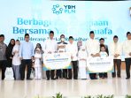 Direktur Utama PLN Darmawan Prasodjo (ketujuh dari kiri) didampingi oleh Ketua Umum YBM PLN Sulistyo Biantoro (kelima dari kanan), Ketua Dewan Pengawas Syariah YBM PLN Amin Suma (kedelapan dari kanan), dan jajaran direksi PLN saat memberikan bantuan santunan yatim dhuafa dan peduli pangan pesantren secara simbolis kepada penerima manfaat dalam acara Berbagi Kebahagiaan Bersama Yatim Dhuafa bertema “Benderang Berkah Ramadhan 1445 H” di Kantor Pusat PLN, Jakarta pada (21/03).