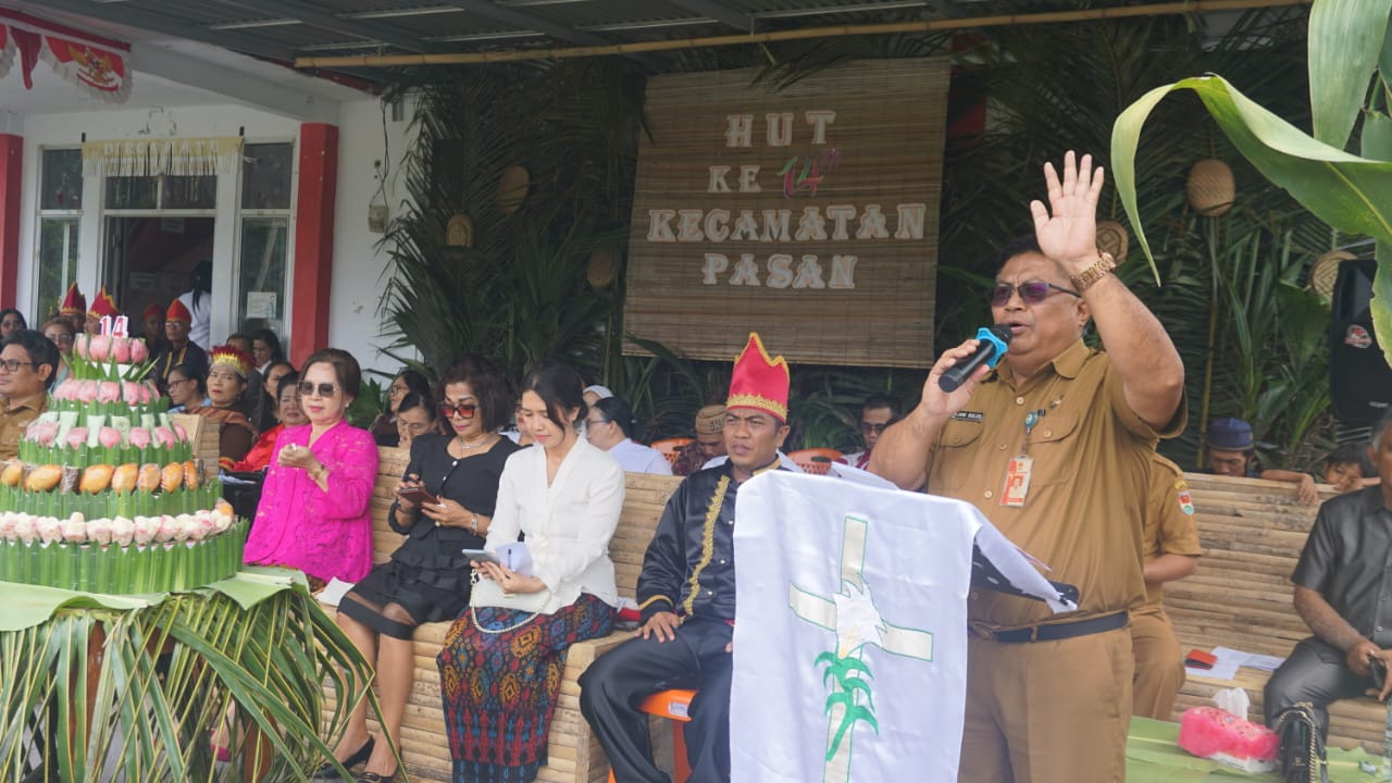 foto as satu bersama ketua TP PKK Mitra hadiri HUT Kecamatan Pasan