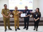 foto penyerahan bantuan oleh kaper Sulut