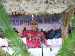 foto pj Bupati dalam Ibadah lansia di Ratatotok