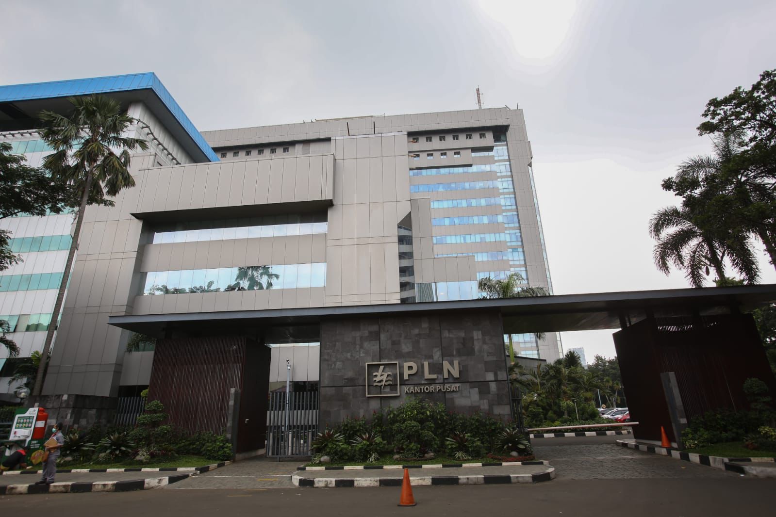 Tampilan gedung PLN Kantor Pusat di daerah Kebayoran Baru, Jakarta Selatan.
