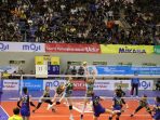 Pemain Jakarta Electric PLN melakukan block untuk menahan serangan pemain Bandung BJB Tandamata pada lanjutan PLN Mobile Proliga 2024 di Palembang Sport & Convention Center, Minggu (12/5). Pertahanan solid dari Yolla Yuliana dan tim membuat Jakarta Electric PLN menang 3-2 atas juara bertahan Bandung BJB Tandamata.