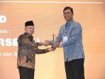 Wakil Presiden RI, Ma'ruf Amin (kiri) menyerahkan penghargaan Corporate Social Responsibility dan Pengembangan Desa Berkelanjutan Awards Tahun 2024 kepada General Manager PLN UID Bali, I Wayan Udayana (kanan). (Sumber foto: BPMI Setwapres)