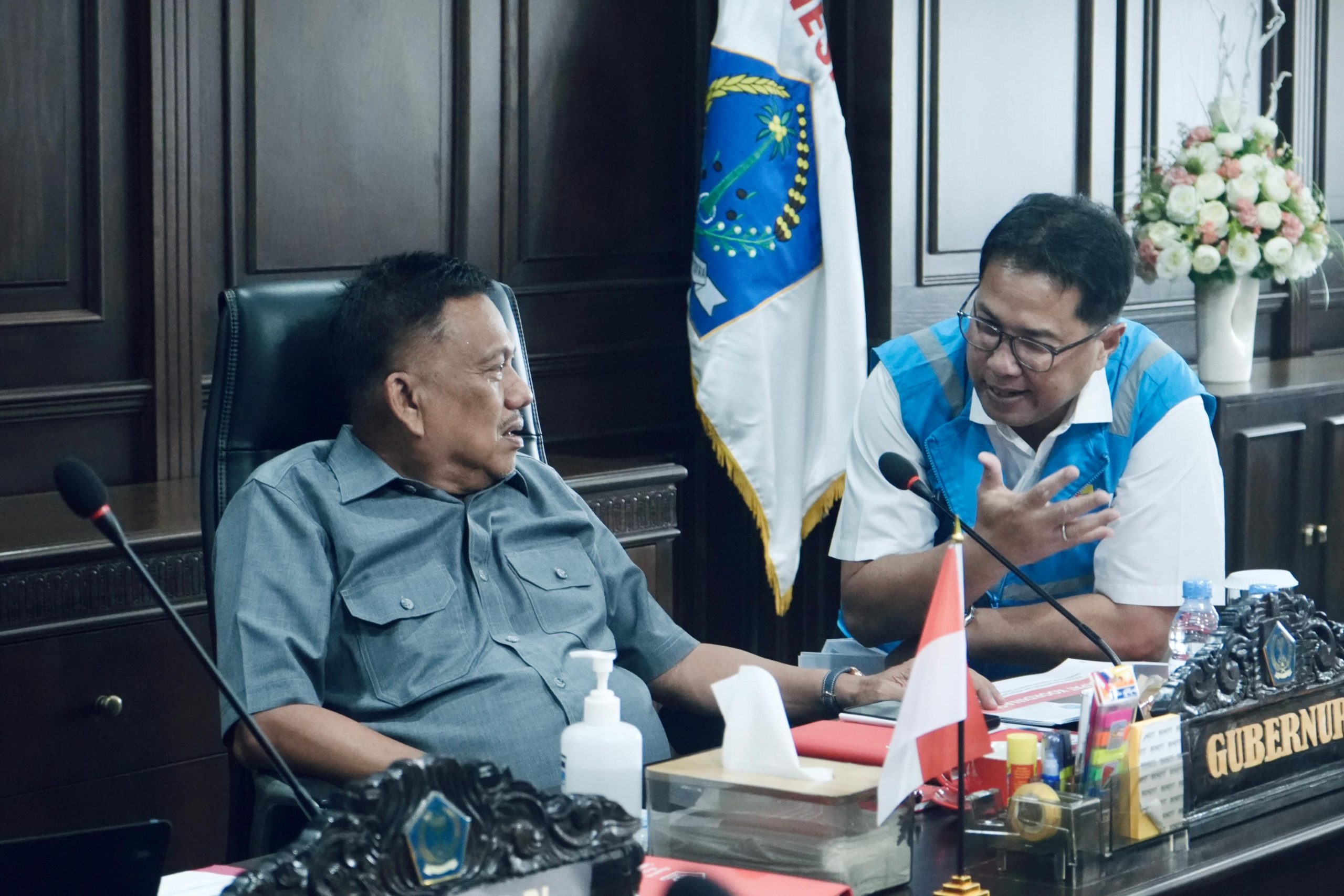 General Manager PLN Unit Induk Distribusi Sulawesi Utara, Sulawesi Tengah dan Gorontalo (UID Suluttenggo) Ari Dartomo (kanan) ketika menjelaskan skema penormalan sistem kelistrikan Tagulandang kepada Gubernur Sulawesi Utara Dr. (H.C.) Olly Dondokambey, S.E. (kiri).
