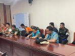 Senior Manager Distribusi dan Manager Pembangkitan PLN UID Suluttenggo, Husein Sobri (kedua dari kanan) dan Robby Mandagi (kanan) sebagai Penanggung Jawab dan Ketua Tim Recovery Sistem Kelistrikan Pulau Tagulandang hadir dalam Rapat Koordinasi Satuan Tugas Posko Bencana Alam Erupsi Gunung Ruang untuk menyampaikan strategi penyediaan listrik di lokasi bencana.