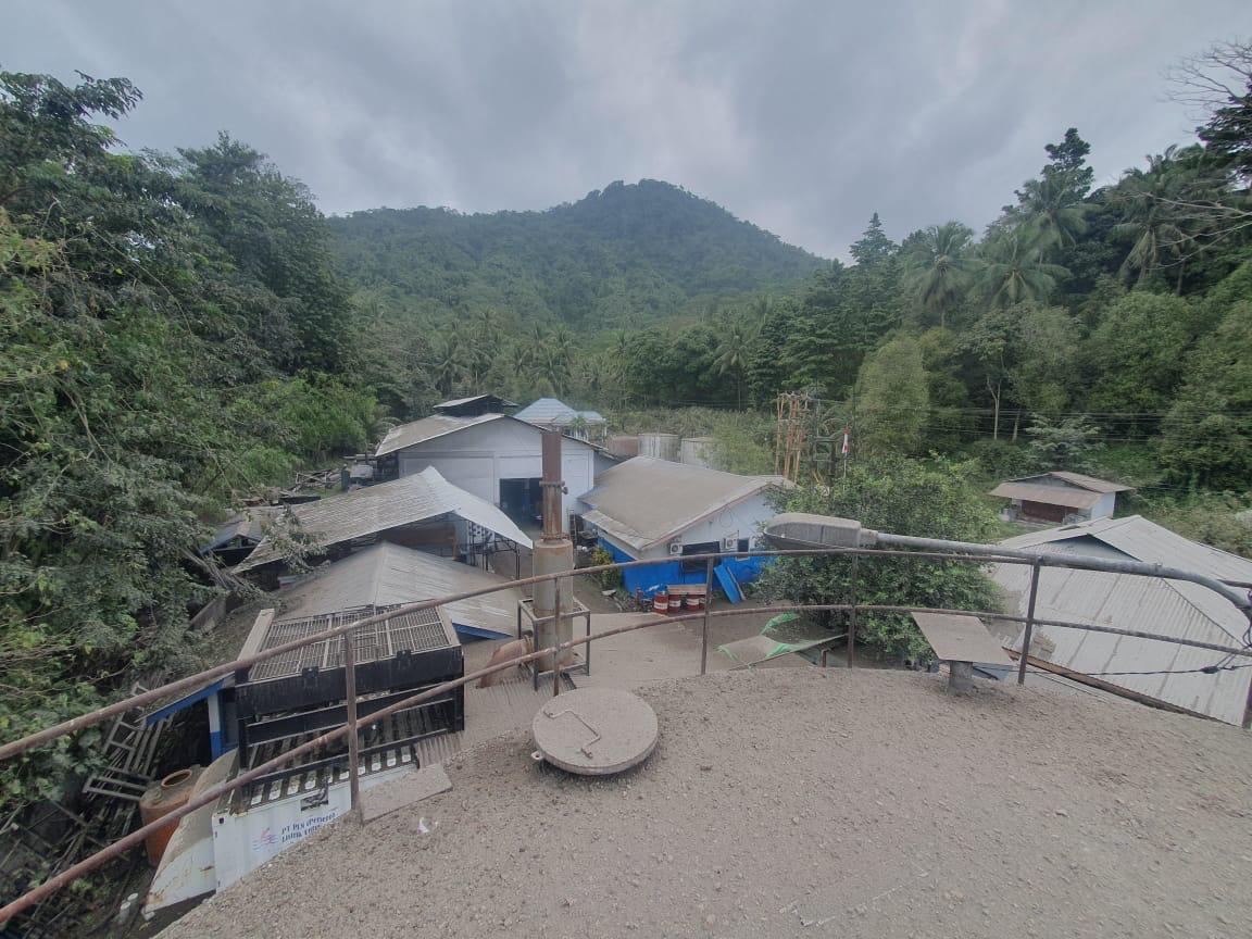 Kondisi Pembangkit Listrik Tenaga Diesel (PLTD) Tagulandang yang dipenuhi abu erupsi Gunung Ruang yang memerlukan pembersihan.