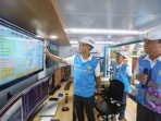 Direktur Utama PLN, Darmawan Prasodjo (kiri) didampingi oleh Direktur Distribusi PLN, Adi Priyanto (tengah) dan General Manager PLN Unit Induk Distribusi Bali, I Wayan Udayana (kanan) ketika meninjau langsung pengamanan pasokan listrik untuk gelaran Konferensi Tingkat Tinggi World Water Forum (KTT WWF) ke- 10 di Bali pada Minggu (19/5).