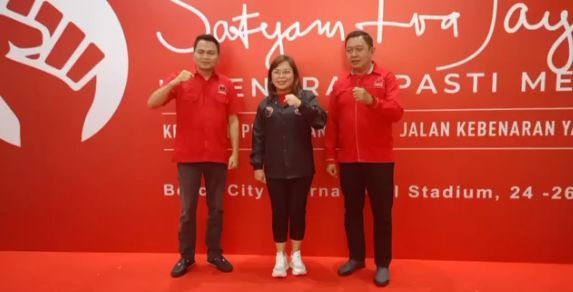 foto Marti ole bersama calon Bupati dan wakil Bupati