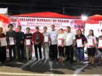 foto penyerahan NIB bagi delapan pelaku usaha di Mitra