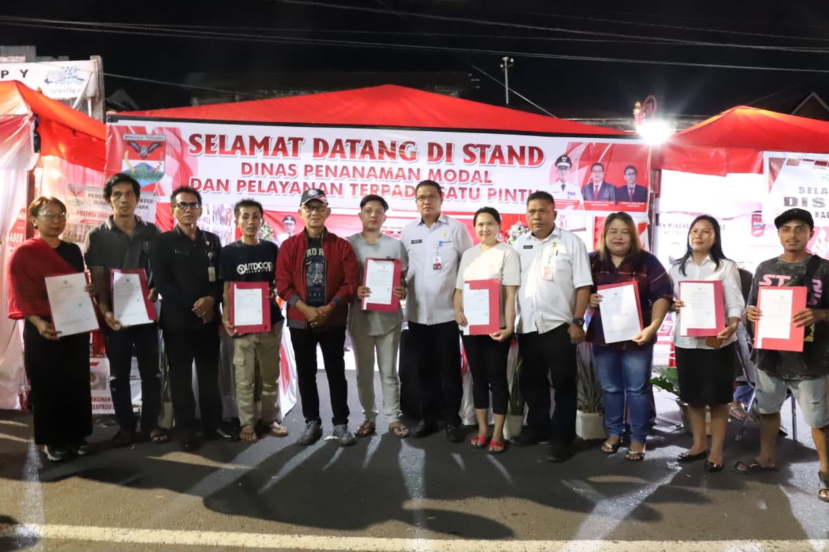 foto penyerahan NIB bagi delapan pelaku usaha di Mitra