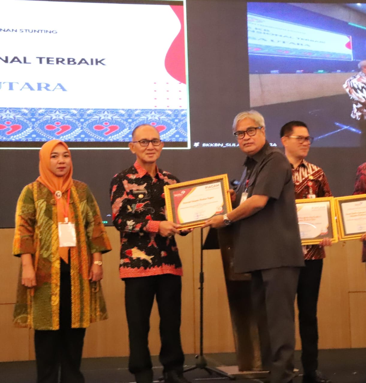 foto pjbupati mitra menerimah penghargaan dari BKKBN
