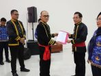 foto penyerahan sprint bupati kepada Elly Sangian