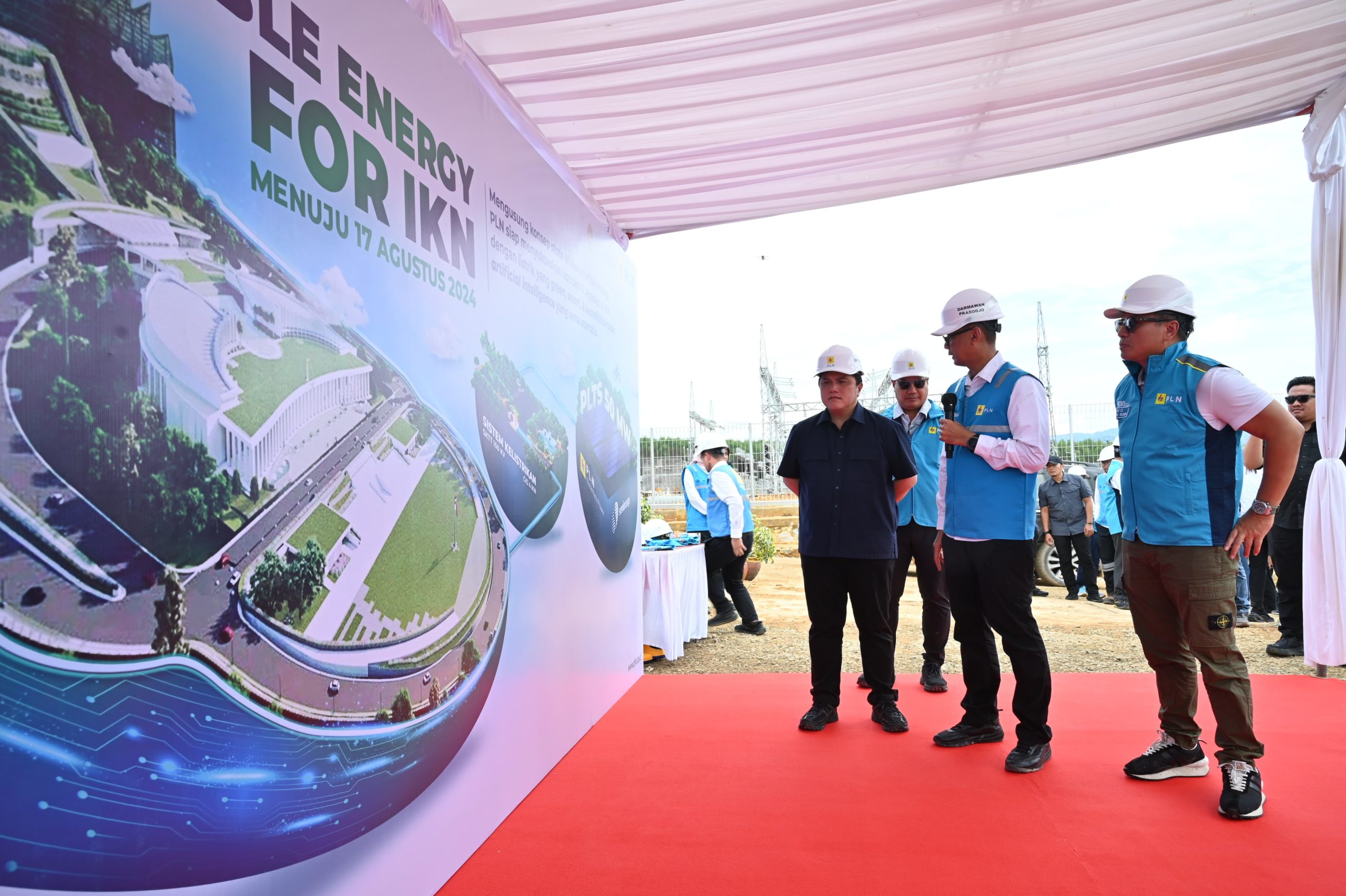 Menteri BUMN Erick Thohir (kiri) bersama Wakil Menteri BUMN Kartika Wirjoatmodjo (kanan) dan Sekretaris Kementerian BUMN Rabin Indrajad Hattari (dua dari kiri) mendengarkan penjelasan Direktur Utama PLN Darmawan Prasodjo (dua dari kanan) mengenai rencana PLN dalam pengembangan infrastruktur kelistrikan dan telekomunikasi di Ibu Kota Nusantara (IKN) saat mengunjungi pembangkit listrik tenaga surya (PLTS) IKN, di Penajam Paser Utara, Kalimantan Timur, Sabtu (29/6).