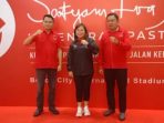 foto Marti ole bersama calon Bupati dan wakil Bupati