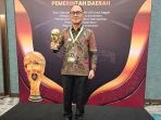 foto Pj Bupati menrima penghargaan