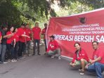 foto operasi bersih bersih sampah oleh DPC PDIP Mitra