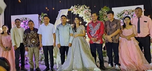 foto bersama calon Bupati dengan camat dan hukum tua saat persiapan penikahan