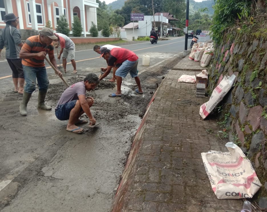 foto pekerjaan bahu jalan di desa pangu Dua selesai dikerjakan