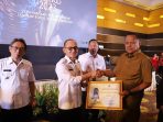 foto pemkab Mitra meraih penghargaan oleh pemprof sulut