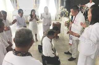 foto calon Bupati Dan Wakil Bupati RK FT didoakan Hamba Tuhan