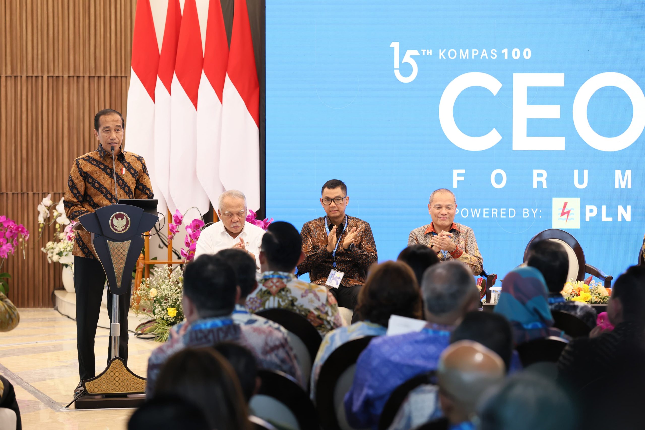 Dalam acara Kompas100 CEO Forum yang berlangsung di Istana Garuda, Ibu Kota Nusantara (IKN) pada Jumat (11/10), Presiden RI Joko Widodo (kiri) menyampaikan, Indonesia berhasil naik peringkat dari 42 menjadi 27 dalam global competitiveness ranking dan juga melompat dari urutan 97 menjadi 54 dalam global innovation ranking sebagai dampak dari pembangunan beragam infrastruktur di seluruh Tanah Air.