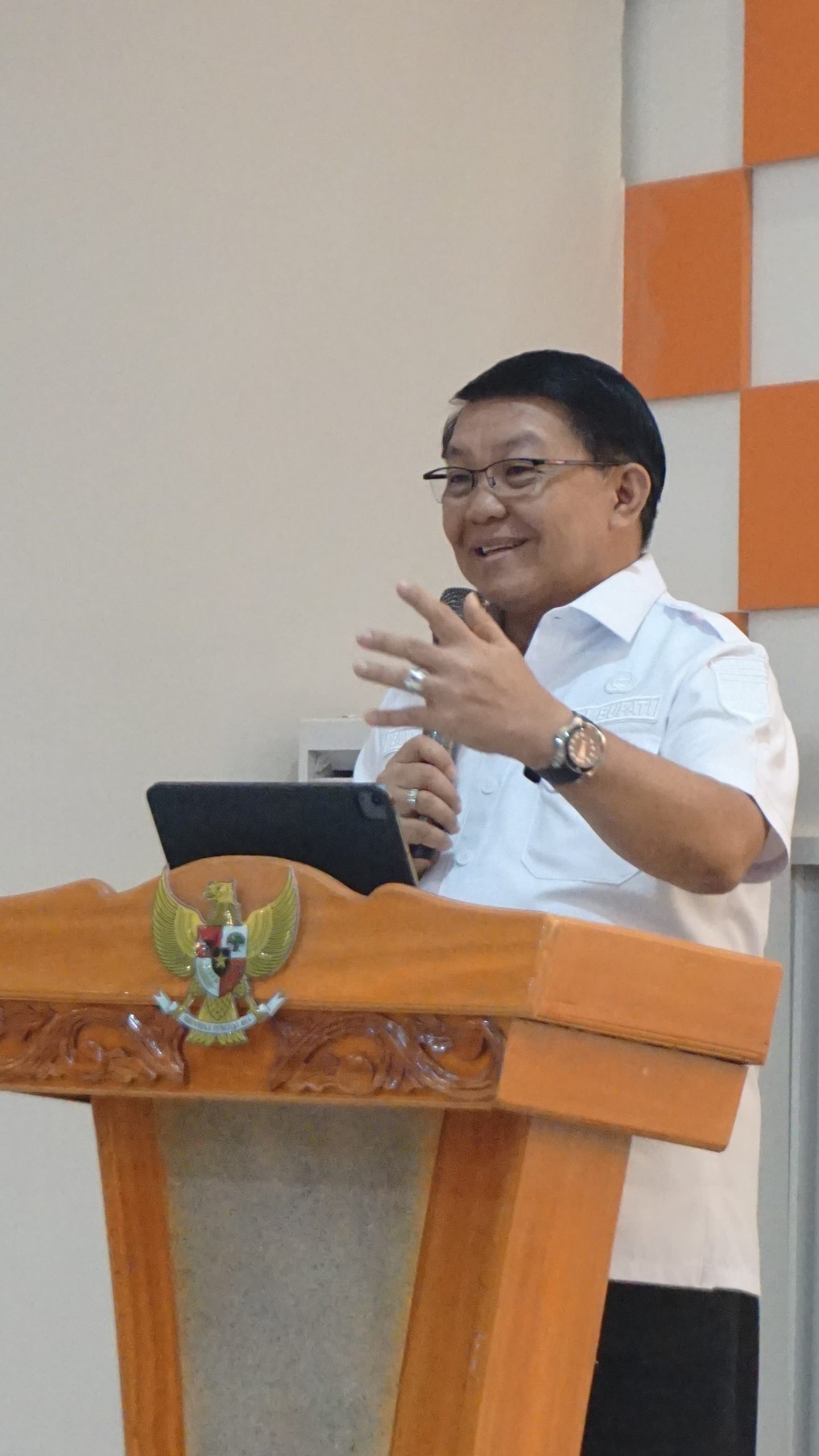 foto pj Bupati saat narsum di fakultas sospol unsrat