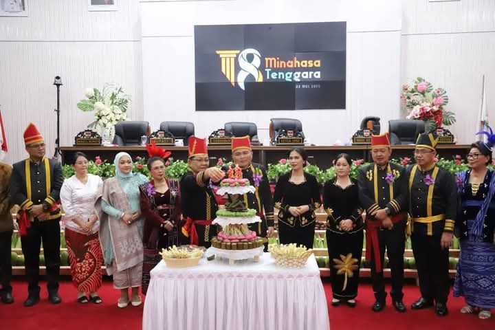 bupati Mitra Ronald Kandoli saat pemasangan lilin HUT Mitra ke 18
