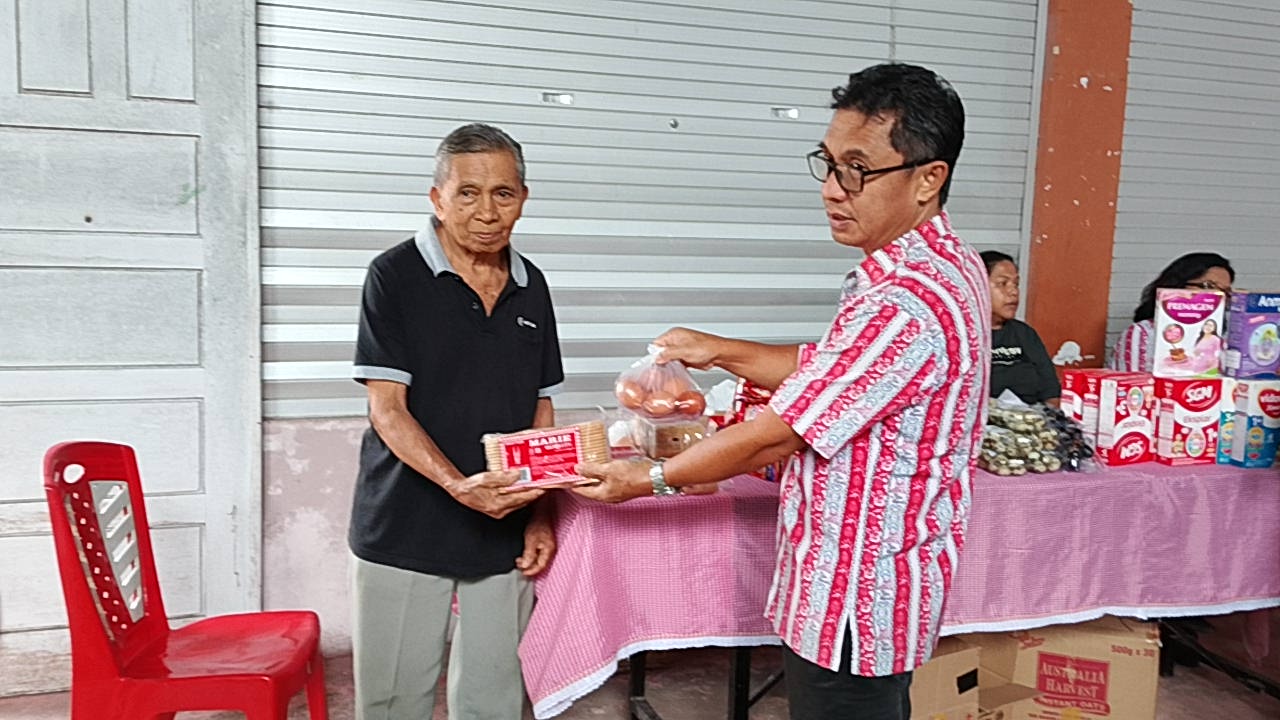 foto Hukum Tua Pangu Roki Gara serahkan makaman Tambahan