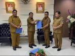 Pelaksana Harian Sekretaris Daerah Provinsi Sulawesi Utara Tahlis Gallang menyerahkan surat pemberitahuan Pelaksana Harian Kepala Dinas Komunikasi, Informatika, Persandian dan Statistik Daerah Sulawesi Utara kepada Denny Mangala di ruang kerjanya, Senin (23/6/2025).(foto: ist)