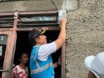 Bupati Kepulauan Sangihe, Michael Thungari (kanan) secara simbolis menyalakan listrik di rumah Nur Mandak (kiri), salah satu warga Pulau Lipang, Kepulauan Sangihe, Sulawesi Utara pada Kamis (26/6).