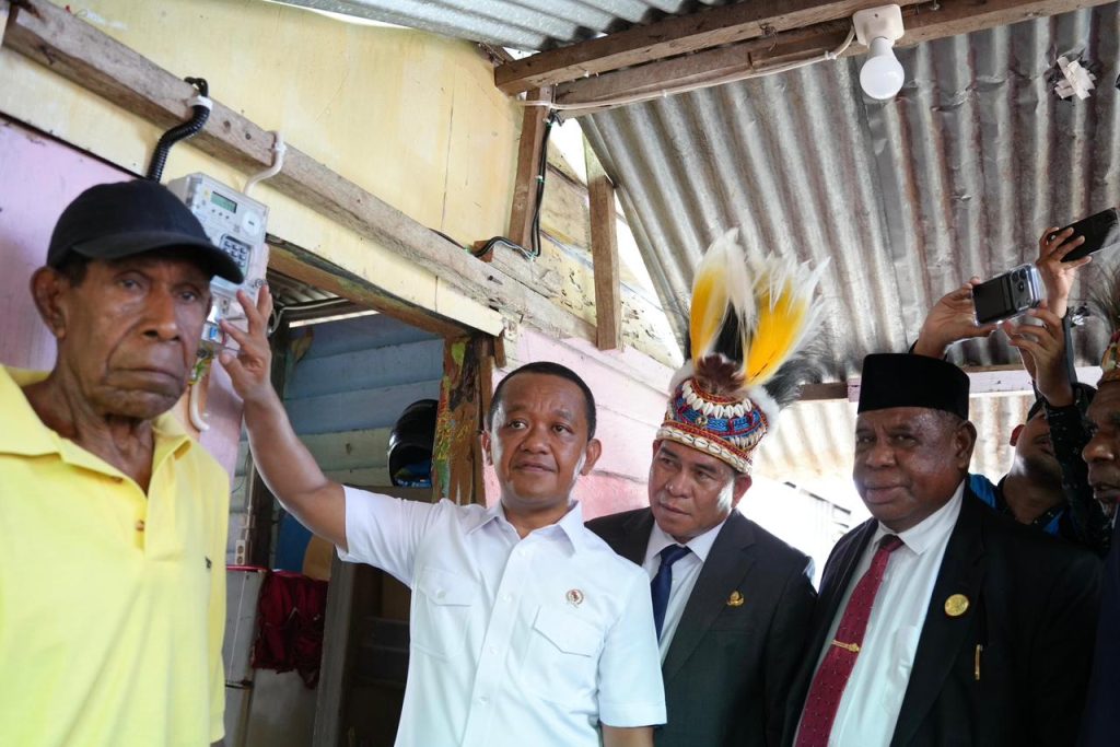 Menteri-ESDM-Simbolis-Menyalakan-Listrik