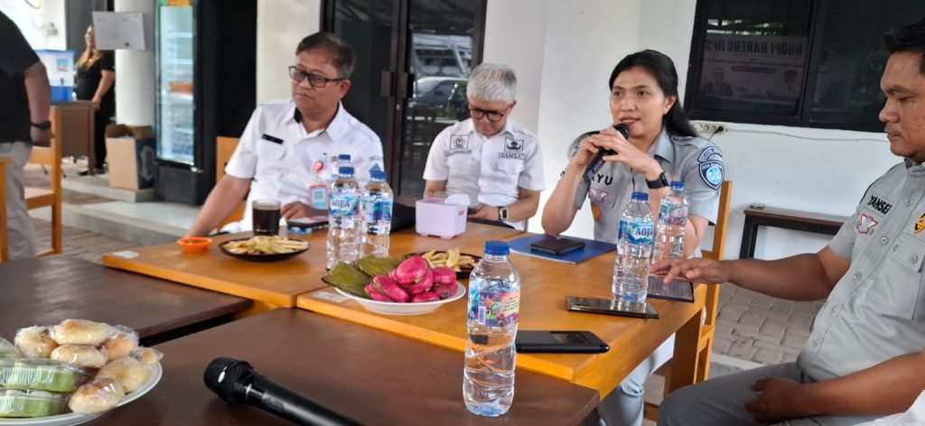 c16b52c6-7df1-49f4-ad26-a81092d47c5e