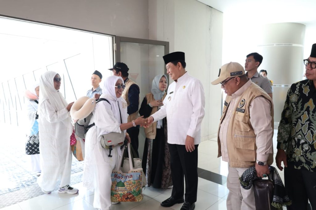 Wakil Gubernur Sulut Victor Mailangkay Sambut Kedatangan Jamaah haji Sulut di Bandara Sam Ratulangi (foto ist)