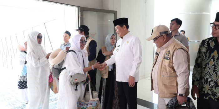 Wakil Gubernur Sulut Victor Mailangkay Sambut Kedatangan Jamaah haji Sulut di Bandara Sam Ratulangi (foto ist)