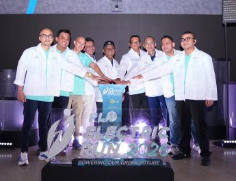 Wakil Direktur Utama PLN, Yusuf Didi Setiarto (tengah) bersama Direktur Manajemen Risiko PLN, Denny Triyanto (kiri), Direktur Retail dan Niaga PLN, M. Fahrur Rozy (kedua dari kiri), Direktur Perencanaan Korporat dan Pengembangan Bisnis PLN, Rakhmad Dewanto Haris (keempat dari kiri), Direktur Keuangan PLN, Sulistyo Biantoro (keempat dari kanan), Direktur Teknologi, Engineering, dan Keberlanjutan PLN, Edwin Nugraha Putra (ketiga dari kanan), Direktur Utama PLN Icon Plus, Chipta Perdana (kedua dari kanan), CEO KG Media, Andy Budiman Kumala (ketiga dari kiri), dan Sekretaris Perusahaan PLN, Yuliandra Syahrial N. (kanan) secara simbolis melakukan penekanan tombol pada Launching PLN Electric Run 2026 di Kantor PLN Pusat, Jakarta pada Jumat (24/7).
