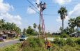 Petugas PLN tengah melakukan pemulihan sistem kelistrikan di salah satu lokasi terdampak bencana gempa bumi Flores, Nusa Tenggara Timur.