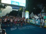 Para peserta memadati garis start saat flag off PLN Electric Run 2025 di kawasan Indonesia Convention Exhibition (ICE) Bumi Serpong Damai, Tangerang tahun 2025. Pada gelaran tersebut, lebih dari 7.500 peserta yang terbagi dalam 3 kategori, yakni 5K, 10K, dan half marathon ikut dalam ajang lari tahunan ramah lingkungan ini.