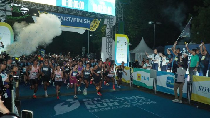 Para peserta memadati garis start saat flag off PLN Electric Run 2025 di kawasan Indonesia Convention Exhibition (ICE) Bumi Serpong Damai, Tangerang tahun 2025. Pada gelaran tersebut, lebih dari 7.500 peserta yang terbagi dalam 3 kategori, yakni 5K, 10K, dan half marathon ikut dalam ajang lari tahunan ramah lingkungan ini.
