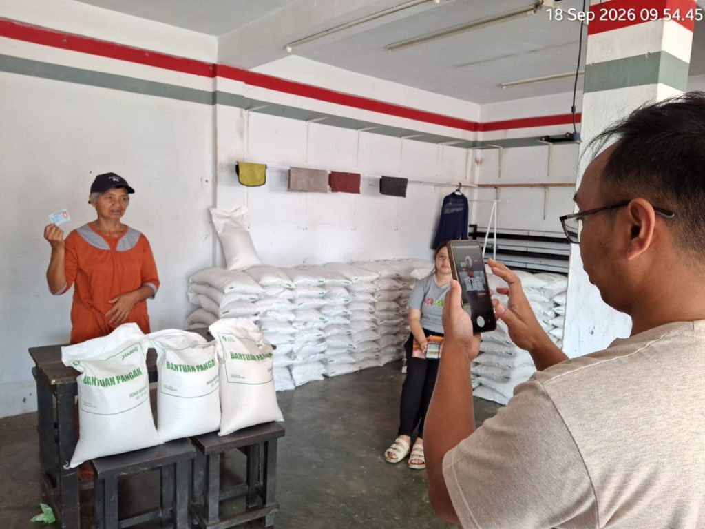 bantuan pangan beras kepada warga